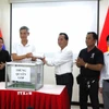 Đại diện KVA trao số tiền quyên góp ủng hộ cho lãnh đạo Đại sứ quán Việt Nam tại Campuchia. (Ảnh: Hoàng Minh/TTXVN)