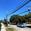 Các đường dây điện phía trên một con đường ở Miramar, La Habana (Cuba). (Ảnh: Ngọc Duy/TTXVN)