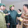 Phó Thủ tướng Chính phủ Hồ Quốc Dũng thăm hỏi, động viên người dân tại điểm tránh trú mưa lũ ở xã Suối Hiệp. (Ảnh: Xuân Triệu/TTXVN)