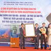 Lãnh đạo Cục Di sản văn hóa trao quyết định của Thủ tướng Chính phủ về việc công nhận bảo vật Quốc gia (Đợt 13) đối với Tượng Avalokitesvara Bắc Bình cho lãnh đạo Ủy ban Nhân dân tỉnh Lâm Đồng. (Ảnh: Nguyễn Dũng/TTXVN)