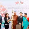Chủ tịch Quốc hội Sri Lanka Karu Jayasuriya làm lễ thắp nến khai mạc Lễ hội Văn hóa Sri Lanka tại Hà Nội. (Ảnh: Hoàng Hà/TTXVN phát)