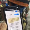 Một công nhân xây dựng tại dự án văn phòng Sewoon 633 đang sử dụng hệ thống dịch thuật thời gian thực dựa trên trí tuệ nhân tạo của Daewoo E&C. (Daewoo Engineering & Construction). (Nguồn: Korea Herald)