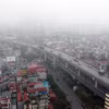 Đường Phạm Văn Đồng mờ ảo trong thời tiết mưa phùn. (Ảnh: Huy Hùng/TTXVN)