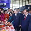 Tổng Bí thư Tô Lâm, các đồng chí lãnh đạo Đảng, Nhà nước và các đại biểu tham quan không gian trưng bày của TTXVN. (Ảnh: Thống Nhất/TTXVN)