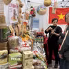 Khách tham quan và tìm hiểu các sản phẩm tại gian hàng của Cơ quan Thương vụ Việt Nam tại Hong Kong. (Ảnh: Mạc Luyện/TTXVN)