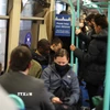 Người dân đi xe buýt tại London, Anh trong thời gian diễn ra đại dịch COVID-19. (Ảnh: THX/TTXVN)