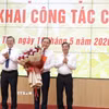 Lãnh đạo Thành ủy và UBND thành phố Cần Thơ trao quyết định phê chuẩn kết quả bầu Phó chủ tịch UBND thành phố Cần Thơ của Thủ tướng Chính phủ cho ông Lê Công Lý. (Ảnh: TTXVN phát)
