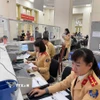 Phòng Cảnh sát giao thông, Công an thành phố Hải Phòng, tiếp nhận cấp, đổi Giấy phép lái xe. (Ảnh: TTXVN phát)