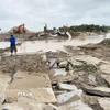 Bờ kè sông Ba đoạn qua xã Tây Hòa bị dòng nước lũ cuốn trôi, gây hư hại một số đoạn. (Ảnh: Tường Quân/TTXVN)