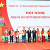 Bí thư Thành ủy Hải Phòng Lê Tiến Châu và Chủ tịch Ủy ban Nhân dân thành phố Lê Ngọc Châu trao quyết định và tặng hoa chúc mừng các cán bộ được điều động, luân chuyển. (Ảnh: Mạnh Tú/TTXVN)