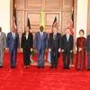 Đại sứ Việt Nam tại Tanzania kiêm nhiệm Kenya Vũ Thanh Huyền (thứ 2, phải sang) cùng đại sứ các nước trình quốc thư lên Tổng thống Kenya William Ruto. (Ảnh: TTXVN phát)