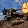 Quân nhân Ukraine nã pháo tự hành 2S7 Pion tại vùng Donetsk về phía mặt trận Nga, ngày 27/9/2024. (Ảnh: Reuters/TTXVN)