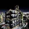 Quân nhân Ukraine bốc dỡ tên lửa chống tăng Javelin trong gói viện trợ vũ khí của Mỹ tại sân bay quốc tế Boryspil, ngoại ô Kiev. (Ảnh: REUTERS/TTXVN)