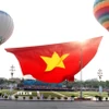 Đại kỳ Tổ quốc có kích thước 2.025m2 bay trên Quảng trường Hồ Chí Minh, thành phố Vinh, Nghệ An. (Ảnh: Văn Tý/TTXVN)