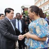 Bà Mara Regina da Silva Baptista Domingos Quiosa, Phó Chủ tịch Đảng MPLA đón Chủ tịch nước Lương Cường. (Ảnh: Lâm Khánh/TTXVN)