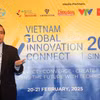 Giáo sư Vũ Minh Khương, Trường Chính sách Công Lý Quang Diệu Singapore nêu những kinh nghiệm của Singapore trong phát triển đất nước. (Ảnh: Ngọc Khương/TTXVN)