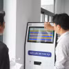 Hướng dẫn người dân lấy số thứ tự khi thực hiện thủ tục hành chính tại Trung tâm Phục vụ hành chính công xã Hỏa Lựu (Cần Thơ). (Ảnh: Hồng Thái/TTXVN)