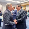 Thủ tướng Phạm Minh Chính gặp ngắn Tổng Thư ký Liên hợp quốc Antonio Guterres. (Ảnh: TTXVN phát)