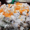 Bánh càng mỏng, không bị rách càng chứng tỏ tay nghề và kinh nghiệm của nghệ nhân. (Ảnh: Khánh Hòa/TTXVN)