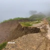 Nhiều tuyến đường giao thông bị sạt lở do mưa lớn tại Điện Biên. (Ảnh: TTXVN phát)