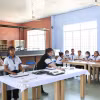 Học sinh lớp Nghiệp vụ nhà hàng K7 - Trường Trung cấp nghề dân tộc nội trú Khánh Vĩnh, Khánh Hòa trong giờ thực hành. (Ảnh: Hoàng Hiếu/TTXVN)