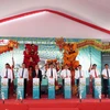 Các đại biểu thực hiện nghi thức khởi công dự án. (Ảnh: Nguyên Lý/TTXVN.)