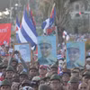 Người dân giơ cao hình ảnh nhà lãnh đạo cách mạng Raúl Castro trong cuộc mít tinh ở thủ đô La Habana. (Ảnh: Ngọc Duy/TTXVN)