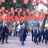 Tổng Bí thư Tô Lâm và các cử tri đến điểm bỏ phiếu Khu vực bỏ phiếu số 02 phường Ba Đình, thành phố Hà Nội. (Ảnh: Văn Điệp/TTXVN)