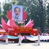 Lễ kỷ niệm, diễu binh, diễu hành 50 năm Ngày Giải phóng miền Nam, thống nhất đất nước (30/4/1975-30/4/2025) cấp Quốc gia bắt đầu với Đội hình xe mô hình Quốc huy nước Cộng hòa Xã hội Chủ nghĩa Việt Nam và Xe rước chân dung Chủ tịch Hồ Chí Minh diễu qua Lễ đài. (Ảnh: TTXVN)