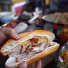 Nhân bánh mỳ với các loại thịt nguội, chả, bơ, pate… (Ảnh: Hồng Đạt/TTXVN)