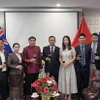 Đại sứ Lào tại Australia Sinchai Manivanh (thứ tư, từ trái sang) chúc Tết Đại sứ quán Việt Nam tại thủ đô Canberra. (Ảnh: TTXVN phát)
