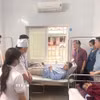 Đoàn công tác Sở Y tế Nghệ An thăm hỏi, động viên các bệnh nhân bị ngộ độc tại Bệnh viện Đa khoa Diễn Châu. (Ảnh: TTXVN phát)