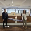 Tham tán Lê Thái Hòa và bà Sapir Ifergan, Giám đốc kinh doanh thương mại của Arkia. (Ảnh: Thanh Bình/TTXVN)