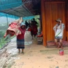 Người dân xã Mường Xén, Nghệ An di dời tài sản đến nơi an toàn. (Ảnh: TTXVN phát)