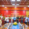 Lãnh đạo tỉnh Bắc Ninh chúc mừng các đồng chí được điều động, bố trí, phân công nhiệm vụ công tác mới. (Ảnh: Thái Hùng/TTXVN)