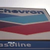 Biểu tượng tập đoàn Chevron tại một trạm xăng ở El Monte, Los Angeles, California, Mỹ. (Ảnh: THX/TTXVN)