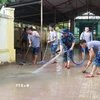 Học viên Trường Sĩ quan Thông tin tham gia hỗ trợ vệ sinh ở trường học trên địa bàn tỉnh Khánh Hòa. (Ảnh: Phan Sáu/TTXVN)