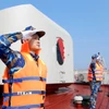 Các thủy thủ thực hiện nội dung huấn luyện nghi thức chào nhau trên biển. (Ảnh: TTXVN phát)