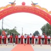 Đại biểu thực hiện nghi thức cắt băng khánh thành công trình. (Ảnh: Đinh Thùy/TTXVN)