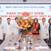 Phó Chủ tịch Quốc hội Nguyễn Thị Thanh tặng hoa chúc mừng tập thể y bác sĩ Bệnh viện Phụ sản Trung ương. (Ảnh: Minh Quyết/TTXVN)