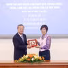 Tổng Giám đốc Thông tấn xã Việt Nam Vũ Việt Trang trao quà lưu niệm cho đồng chí Trần Kiến Văn, Ủy viên Dự khuyết Trung ương Đảng, Tổng Biên tập Nhân dân nhật báo (Trung Quốc). (Ảnh: Phương Hoa/TTXVN)