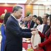 Tổng Bí thư Tô Lâm tặng quà cho kiều bào tiêu biểu tham dự chương trình "Xuân quê hương" năm 2025. (Ảnh: Thống Nhất/TTXVN)