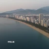 Bãi biển Nha Trang trải dài hút tầm mắt với nước biển xanh trong. (Ảnh: Hoàng Hiếu/TTXVN)