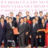 Phó Chủ tịch Quốc hội Nguyễn Khắc Định (phải) trao quyết định của Bộ Chính trị về việc thành lập Đảng bộ tỉnh Khánh Hòa (mới). (Ảnh: Tiên Minh/TTXVN)