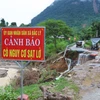 Chính quyền địa phương xã Bắc Lý (tỉnh Nghệ An) đã cho cắm biển cảnh báo tại hai đầu điểm sạt lở để người đi đường chú ý đề phòng. (Ảnh: Xuân Tiến/TTXVN)