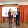 Phó Chủ tịch Quốc hội Lê Minh Hoan trao quà cho Trường THPT 488, thành phố St-Peterburg, LB Nga. (Ảnh: Quang Vinh/TTXVN)