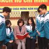 Cô Đỗ Thị Giang, Hiệu trưởng trường Trung học Phổ thông Hưng Yên trao đổi với học sinh những kiến thức về Đảng. (Ảnh: Đinh Văn Nhiều/TTXVN)