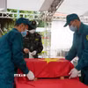 Công tác khai quật, lấy mẫu tại Nghĩa trang liệt sỹ Vĩnh Yên, phường Vĩnh Phúc, Phú Thọ được thực hiện chặt chẽ, đúng quy trình. (Ảnh: Nguyễn Thảo/TTXVN)