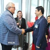 Thứ trưởng Bộ Ngoại giao Lê Anh Tuấn đón Chủ tịch Quốc hội New Zealand Gerry Brownlee tại sân bay Quốc tế Nội Bài.(Ảnh: Minh Đức/TTXVN)