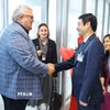 Thứ trưởng Bộ Ngoại giao Lê Anh Tuấn đón Chủ tịch Quốc hội New Zealand Gerry Brownlee tại sân bay Quốc tế Nội Bài.(Ảnh: Minh Đức/TTXVN)